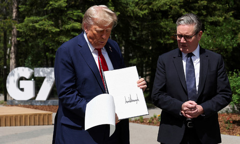 Thủ tướng Anh giải thích việc nhặt giấy tờ dưới chân ông Trump