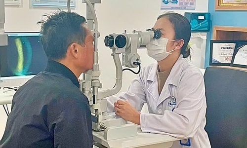 Bỏng mắt do nhìn lâu vào đèn UV ở hồ cá