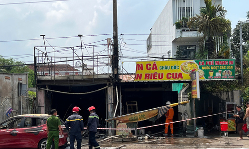 Chồng đổ xăng dọa vợ làm cháy 2 cửa hàng