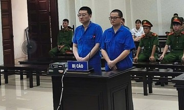 Hai người Trung Quốc bị chủ quán nước phát giác dùng tiền giả