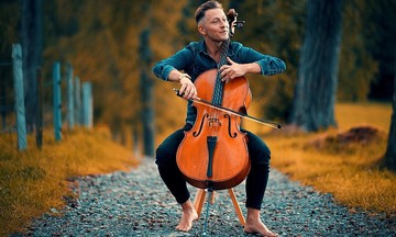 Chàng trai Thụy Sĩ nổi tiếng khi cover các bản hit bằng cello