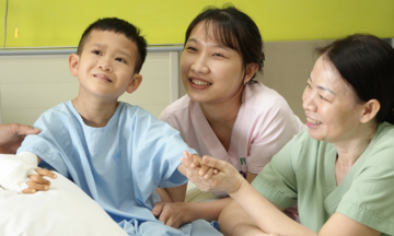 Cậu bé dị tật tay ước mơ tự cầm micro hát dân ca