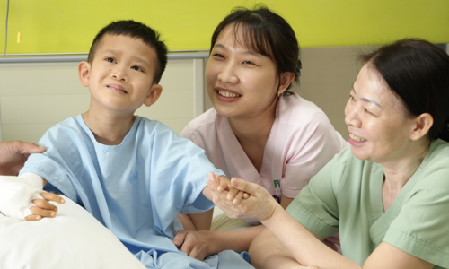 Cậu bé dị tật tay ước mơ tự cầm micro hát dân ca