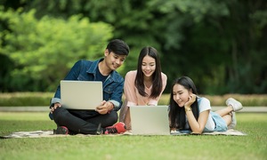 Khó xử giàu, nghèo trong nhóm bạn
