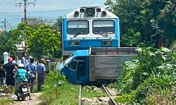 Xe tải bị tàu lửa tông