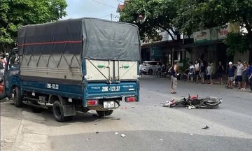 Xe tải đi lùi khiến bé gái tử vong