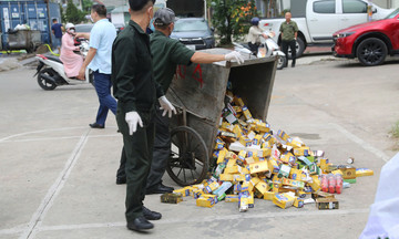 Hàng nghìn thực phẩm chức năng bị vứt ở bãi rác