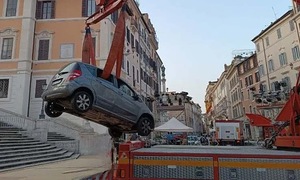 Cụ ông lái ôtô lao vào cầu thang 300 tuổi nổi tiếng tại Rome