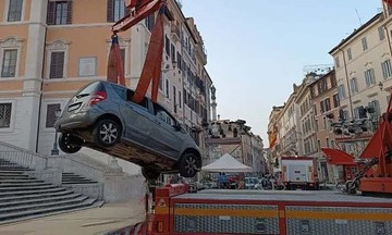 Cụ ông lái ôtô lao vào cầu thang 300 tuổi nổi tiếng tại Rome