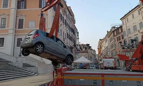 Cụ ông lái ôtô lao vào cầu thang 300 tuổi nổi tiếng tại Rome
