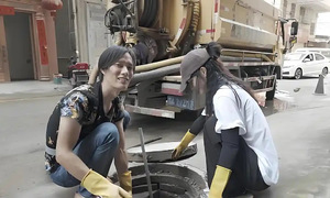 Cô gái bỏ việc lương cao về quê móc cống