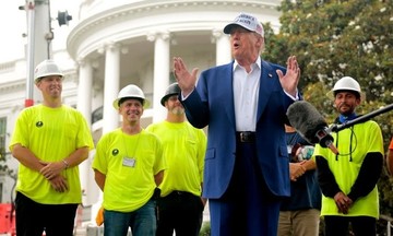 Ông Trump đùa về người nhập cư trong lễ dựng cờ ở Nhà Trắng