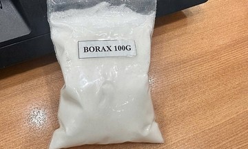 Bé gái ngộ độc do uống nhầm nước pha hàn the