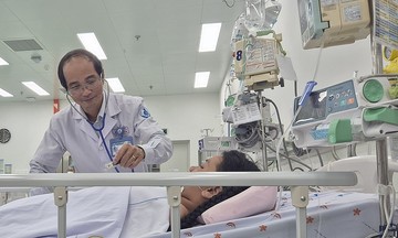 Bé gái sốt xuất huyết phải truyền 10 lít máu mới thoát cửa tử