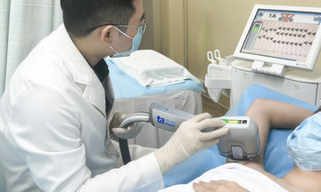 Nam thanh niên mặc cảm vì hôi nách