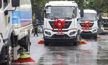 Hà Nội đưa vào sử dụng loạt xe vệ sinh môi trường mới