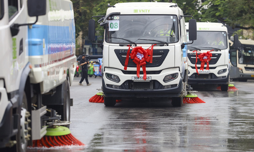 Hà Nội đưa vào sử dụng loạt xe vệ sinh môi trường mới