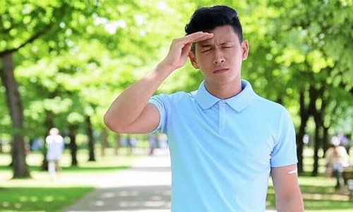 Dấu hiệu đau đầu do mất nước