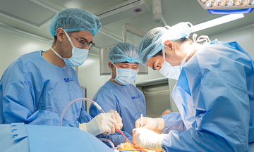 Rách gân âm thầm do lão hóa gây thoái hóa khớp vai