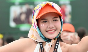 Fan Việt diện mốt 'bà thím' xem concert G-Dragon
