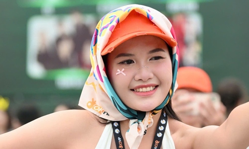 Fan Việt diện mốt 'bà thím' xem concert G-Dragon