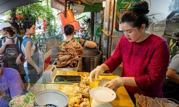 Quán bún bò 'không chuẩn vị Huế' hút khách ở phố cổ Hà Nội
