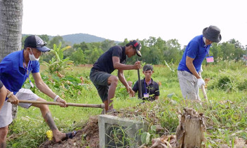 Phút cân não di dời hai ngôi mộ giả 'mọc' trên đất phải thi hành án