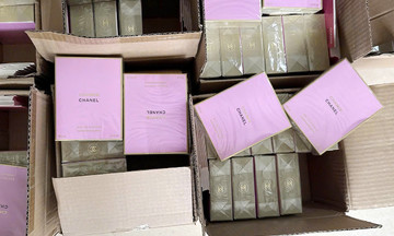 10.000 lọ nước hoa Chanel, Bvlgari, Ysl giả bị phát hiện