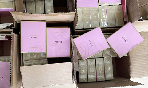 10.000 lọ nước hoa Chanel, Bvlgari, Ysl giả bị phát hiện