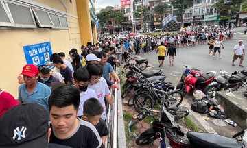 Dòng người xếp hàng vào sân chờ mở hội mừng Nam Định vô địch V-League