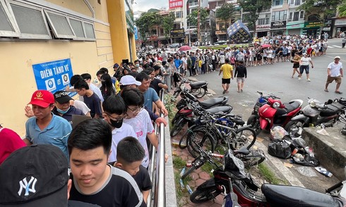 Fans flock to Thien Truong stadium to celebrate Nam Dinh's V-League victory