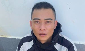 Nữ tài xế taxi bị khách xé áo định hãm hại