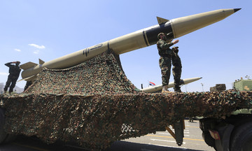 Houthi dọa nối lại tập kích chiến hạm, tàu hàng Mỹ