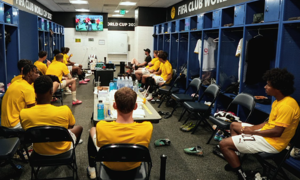 Cầu thủ dự bị của Dortmund xem trận đấu trong phòng thay đồ