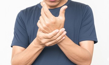Đau khớp đột ngột cảnh báo bệnh gì?