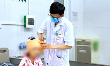 Vì sao không nên chủ quan khi trẻ chơi cùng chó, mèo?