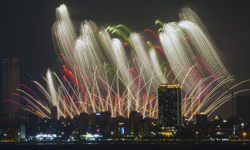 Portugal and England light up the Han river with dazzling firework displays