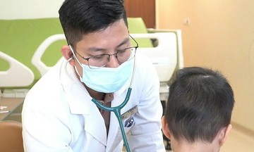 Điều gì xảy ra khi trẻ ngã từ giường xuống đất?