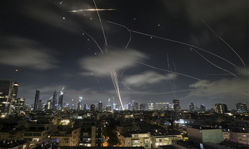 Iran phóng loạt tên lửa vào Israel