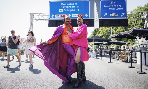 Mass wedding on Amsterdam ring road celebrates city's 750th anniversary