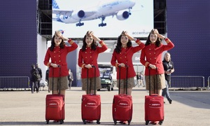 Sắc đỏ của tiếp viên hàng không Vietjet nổi bật tại Paris Air Show 2025