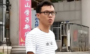 Chàng trai 37 tuổi vẫn được bố mẹ chăm như em bé