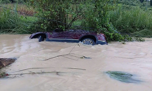Five escape flooded car in northern Vietnam