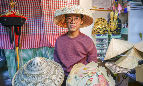 Chàng trai Gen Z đưa hoa sen, trống đồng vào nón lá Việt