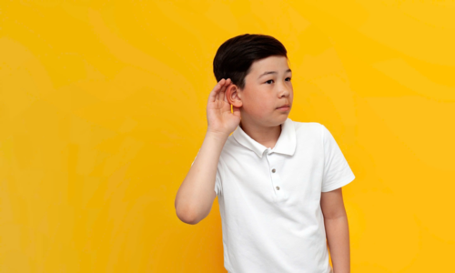 Bé trai bỗng dưng điếc một bên tai