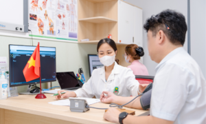 Người đàn ông 68 tuổi xẹp đốt sống sau một cái hắt hơi