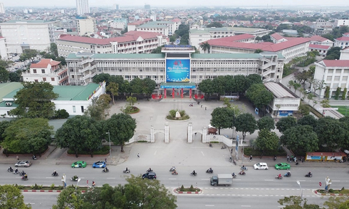Hai cán bộ ĐH Vinh bị điều chuyển vì nữ sinh tố 'ôm eo', 'gạ gẫm'