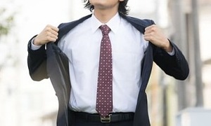 Kẻ lừa đảo lộ thân phận vì mặc vest đi bộ giữa trời nóng