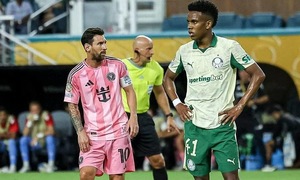 CĐV thích thú khi Messi đổi áo với 'Tiểu Messi'