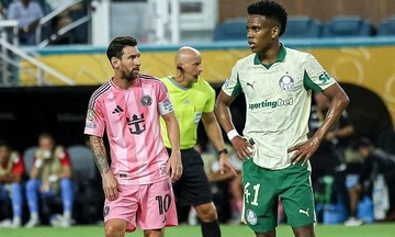 CĐV thích thú khi Messi đổi áo với 'Tiểu Messi'